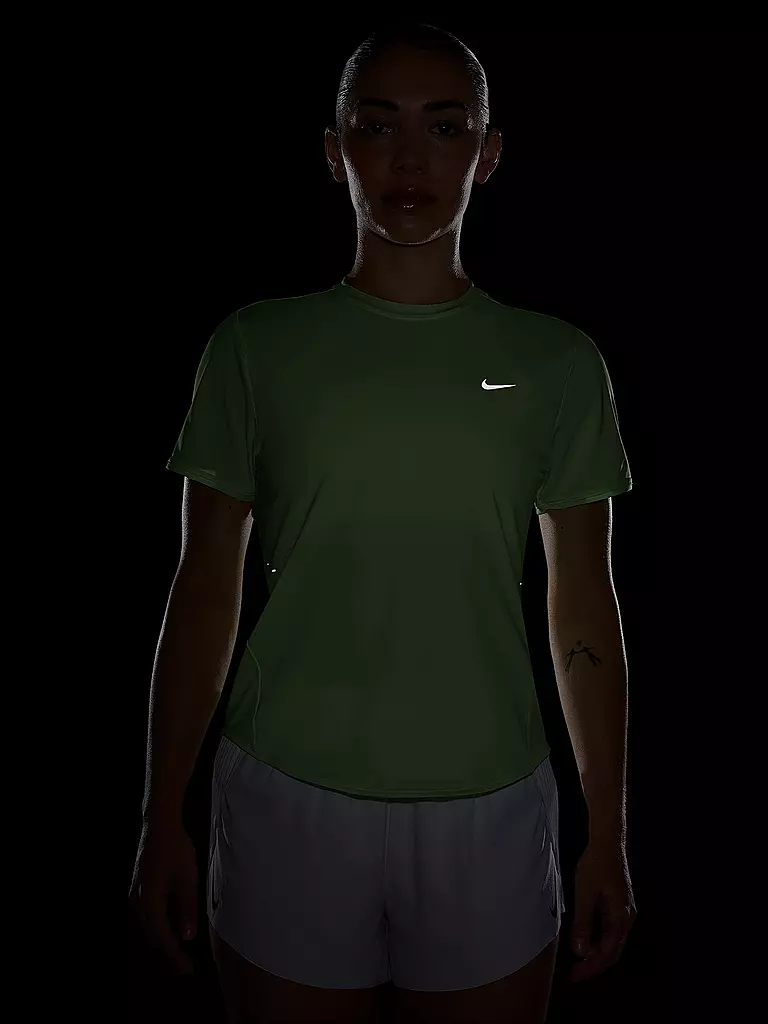 NIKE | T-shirt de running Swift pour femme | Vert clair