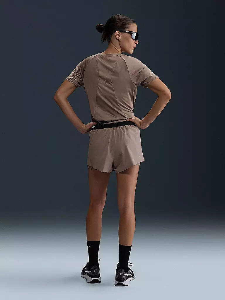 NIKE | T-shirt de running Swift pour femme | Marron