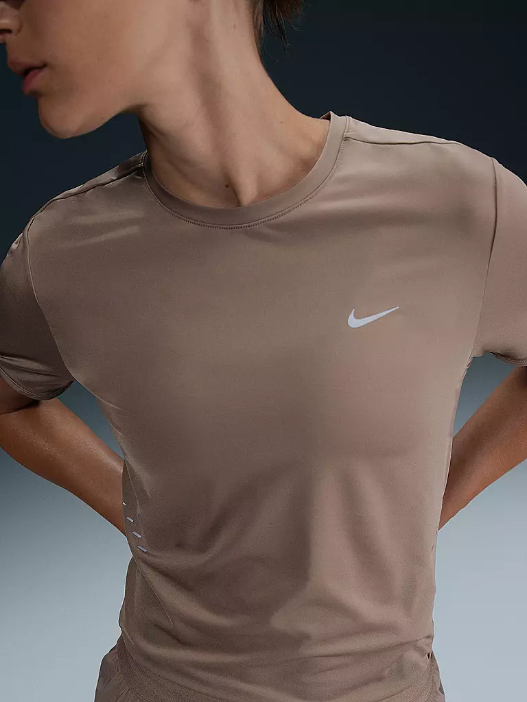 NIKE | T-shirt de running Swift pour femme | Marron