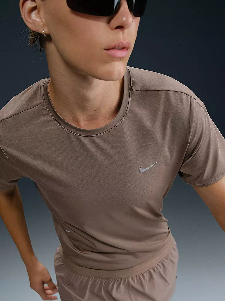 NIKE | T-shirt de running Swift pour femme | Marron