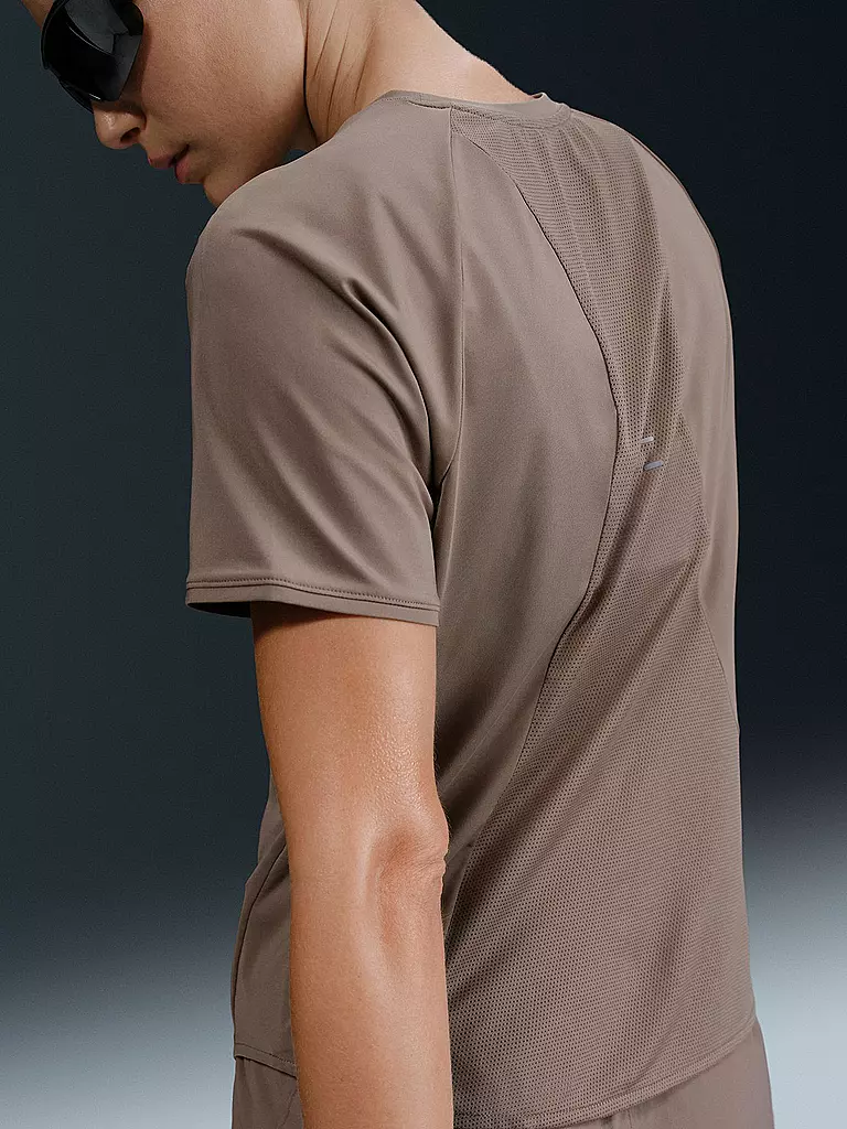 NIKE | T-shirt de running Swift pour femme | Marron