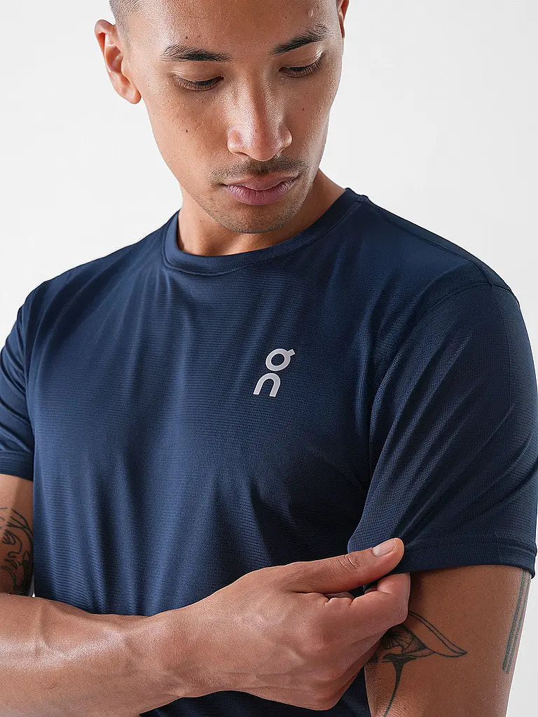 ON | T-shirt de course Core-T pour hommes | Bleu foncé